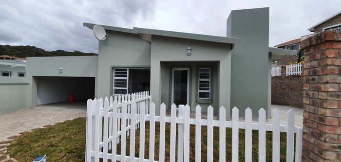 House To Rent in Island View: 3 bedrooms, open-plan living, double garage, pet-friendly.