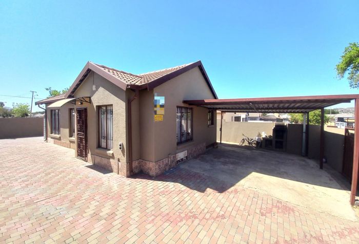 Elandspoort House For Sale: 3 bedrooms, open-plan living, prepaid electricity, secure parking.