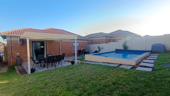 For Sale: Thatch Hill Estate House with pool, inverter, and fiber internet.