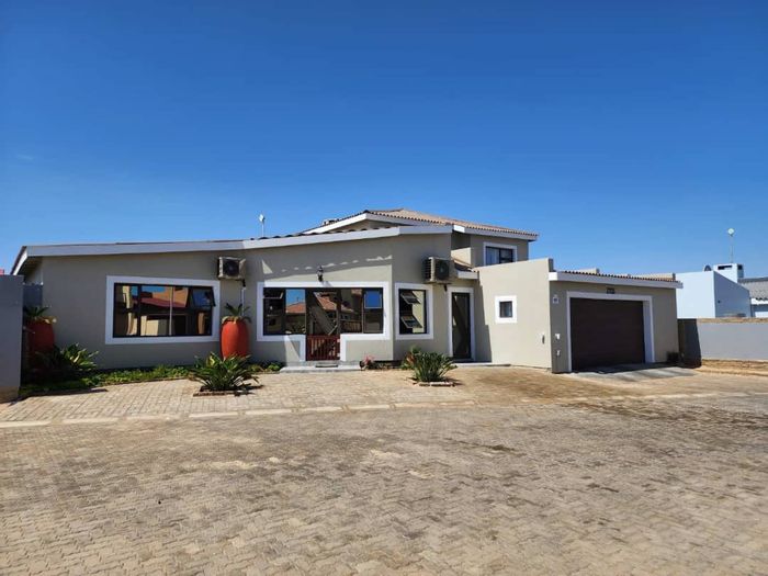 Henties Bay Central House For Sale: 5 beds, 3 baths, dual kitchens, beach access.