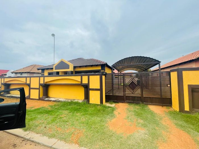 Nkwe Estate House For Sale: 3 Bedrooms, spacious yard, near schools and industrial park.