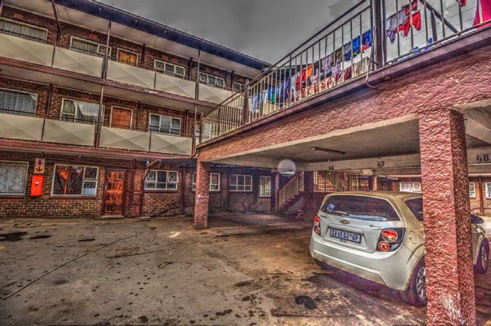 For Sale: Apartment in Kempton Park Central with 24-hour security and parking.