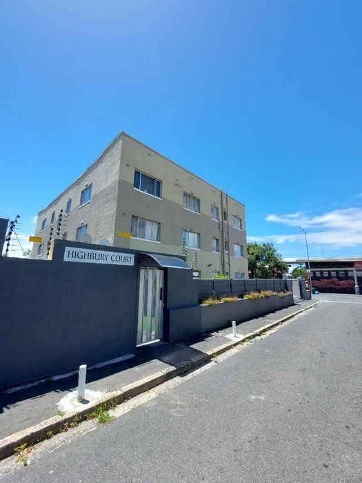 Spacious bachelor apartment in Mowbray with parking, prepaid electricity, and fibre ready.