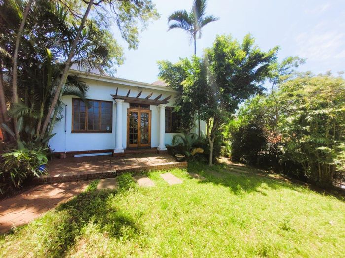 Glenwood House For Sale: Spacious layout, pool, garden, near schools and stores.