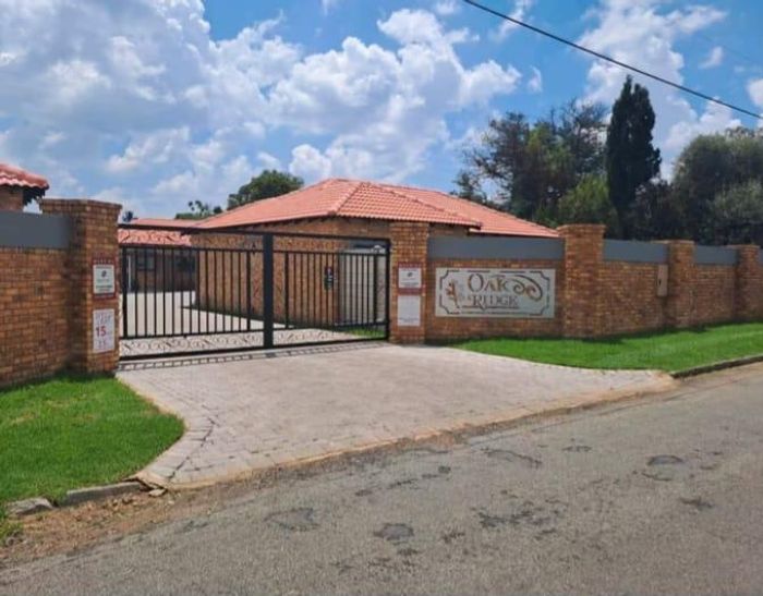 3Bed, 2Bath Townhouse in Riversdale with garden, garage, and security included. To Rent.