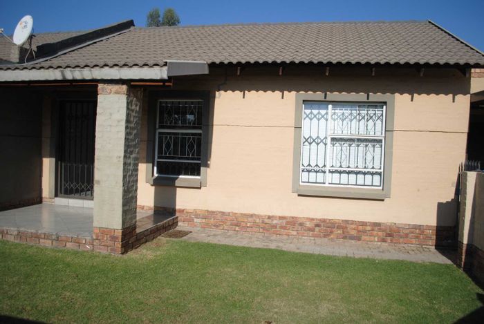Riversdale Townhouse To Rent: 2 Bedrooms, yard, secure complex, pet-friendly.