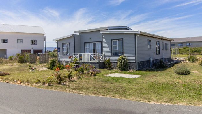 De Kelders House For Sale: 4 bedrooms, guest suite, open plan living, sea access.