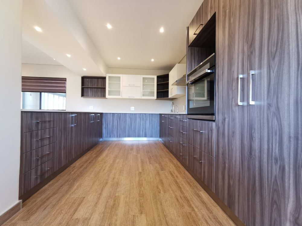FLAT - OPEN-PLAN KITCHEN 