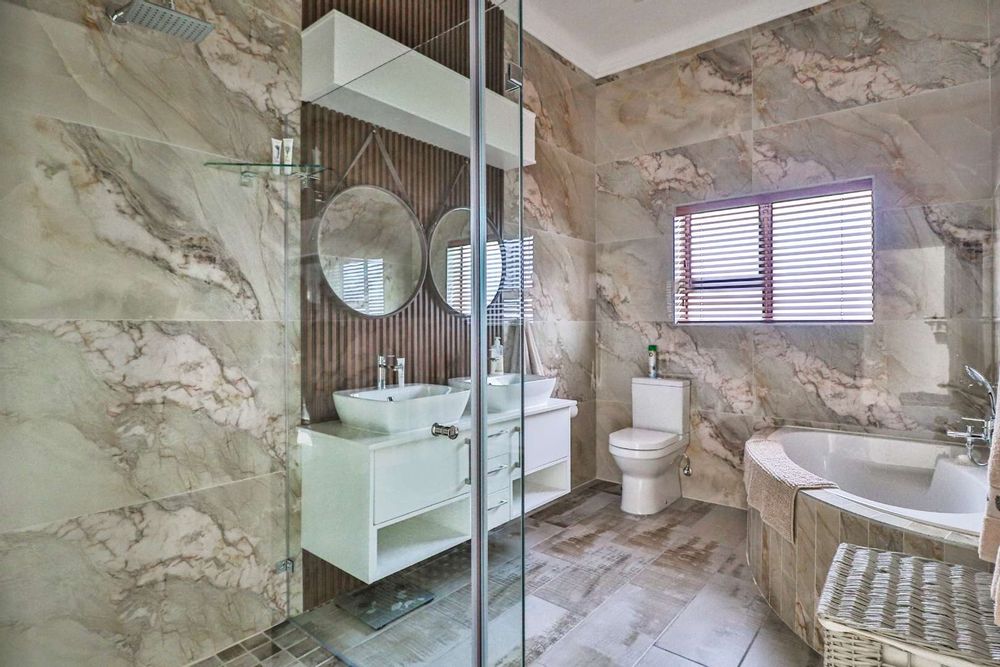 En-Suite Main Bathroom - Bath, Shower, Basin, Toilet