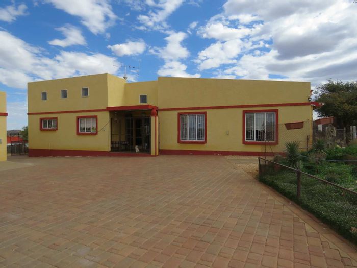 Kappsfarm House For Sale: 4 bedrooms, guest flat, borehole on 13.14 hectares.