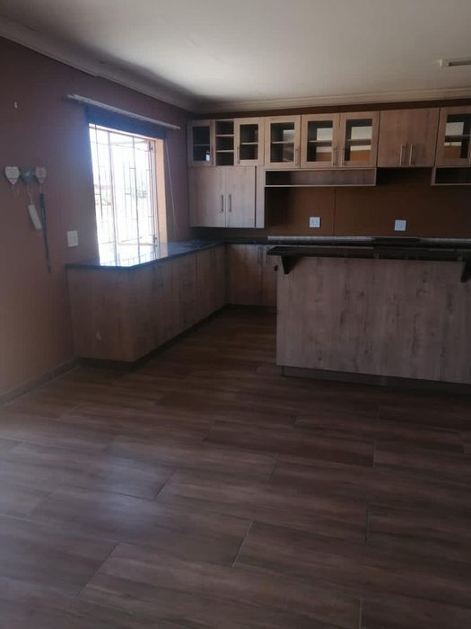 Family Home for Sale in Otjiwarongo Central: Spacious, 3 Bedrooms, Double Garage!