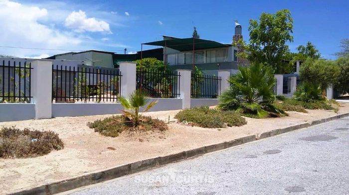 House for Sale in Usakos Central: 4 beds, 2.5 baths, flat, large erf.