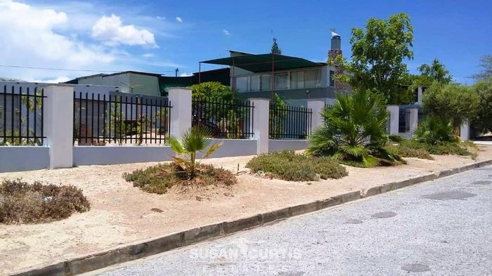 House for Sale in Usakos Central: 4 beds, flat, large erf, furniture included.