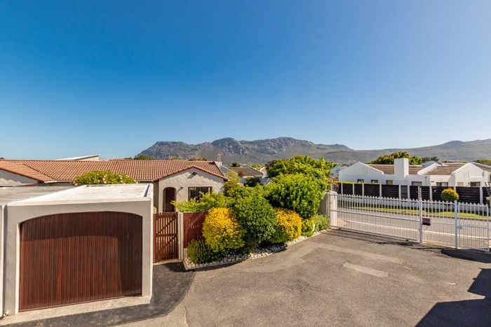 Tokai House For Sale: Two bedrooms, secure complex, garden, garage, pet-friendly.