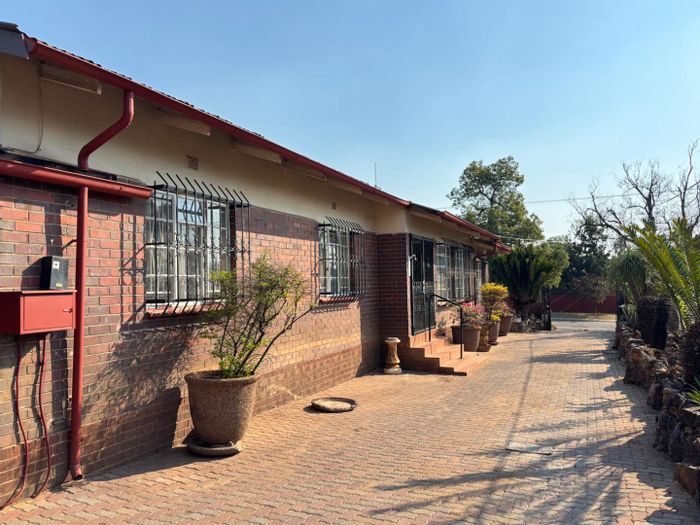 Villieria House For Sale: 3 Bedrooms, Pool, Ample Parking, Ideal for Office Use.