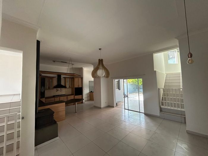 Kleine Kuppe House For Sale: 4 beds, splash pool, double garage, and security features.
