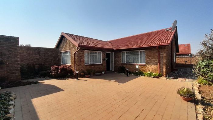 For Sale: Glen Marais Townhouse with 2 beds, private garden, and double garage.