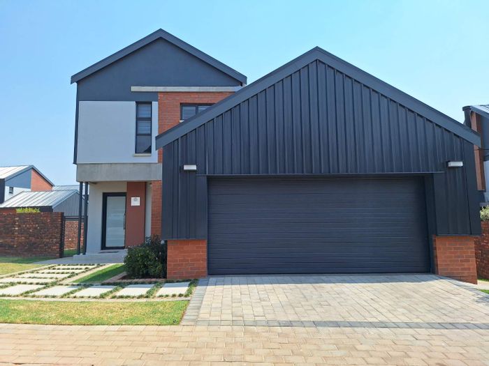 Zandspruit Cluster To Rent: Access clubhouse, pool, gym, and top-notch security.