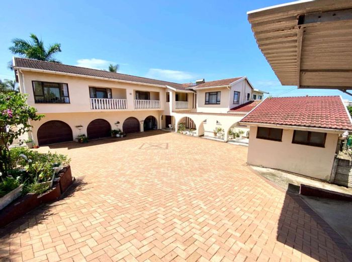 House To Rent in Herrwood Park: 3 beds, pool, balcony, all utilities included.