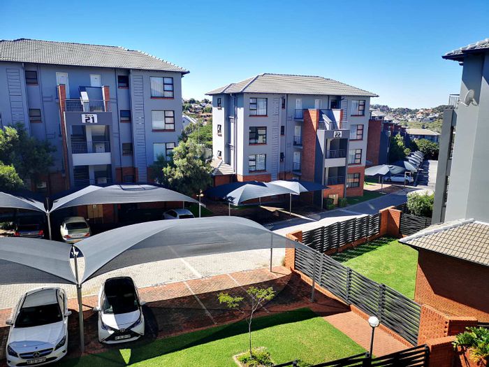 Oakdene Townhouse For Sale: 2 bedrooms, balcony, kitchen appliances, 24-hour security.