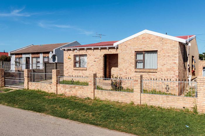 For Sale: 4-Bedroom House in Bethelsdorp Ext 27, near schools and amenities.