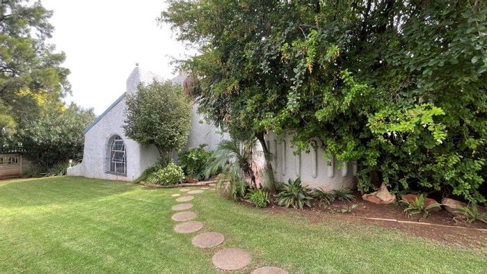 Albemarle House For Sale: Includes flatlet, pool, and spacious entertainment areas.