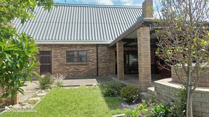 Franskraal House For Sale: Spacious home, flatlet, braai area, close to ocean.