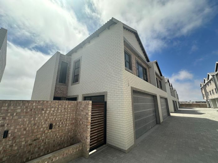 Kramersdorf Townhouse For Sale: Open plan, 3 beds, double garage, outside braai.