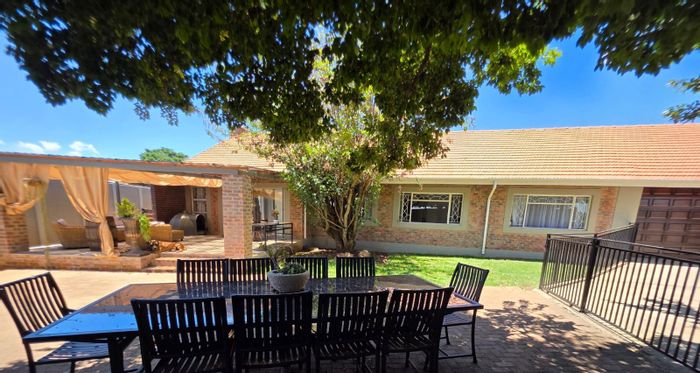 Rynfield House To Rent: 3 beds, 2 baths, pet-friendly, double garage, near schools.