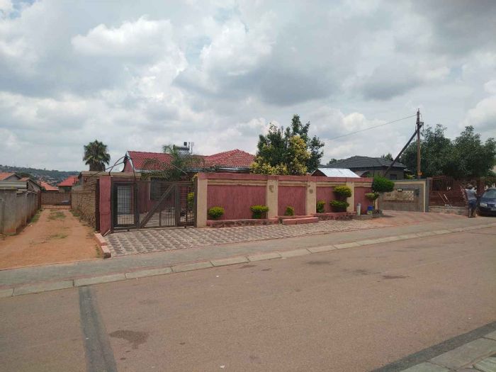 House for Sale in Soshanguve Ext: 4 bedrooms, 2 bathrooms, carport, paved yard.