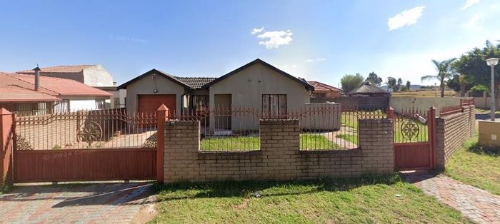 Danville House For Sale: 3 Bedrooms, outside room, garage, and pre-qualification services.