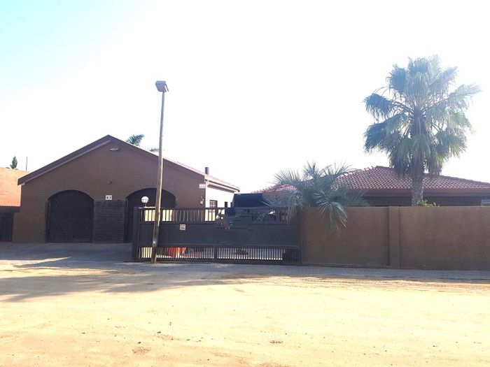 For Sale: House in Swakopmund Ext 9 with flat, garages, and multiple living areas.