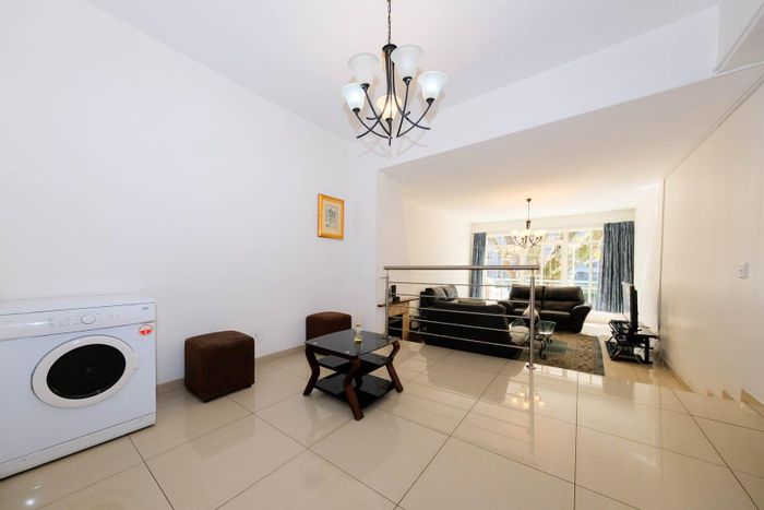 For Sale: Apartment in Riviera with 3 bedrooms, security, and tandem parking.