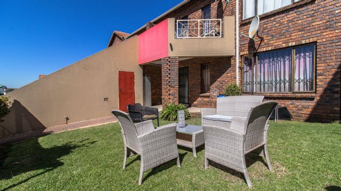 For Sale: 2-Bedroom Apartment in Mondeor with Private Garden and Pool Access.