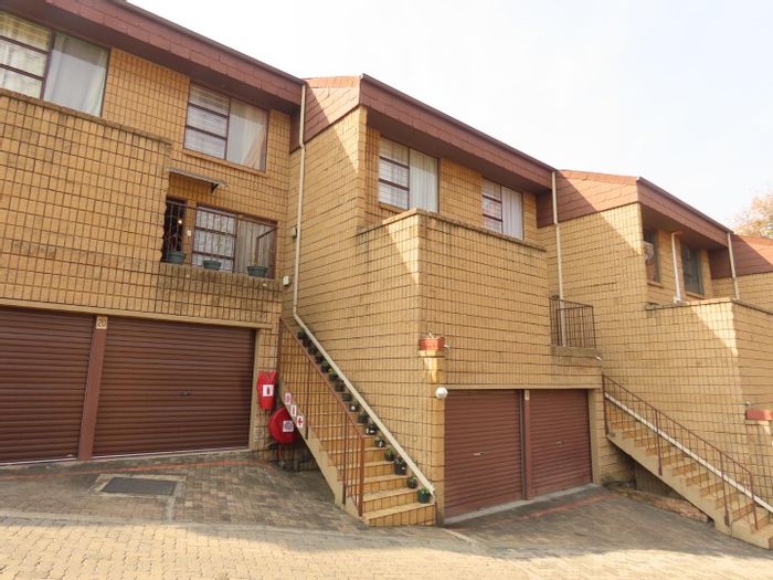 Windsor Cluster for Sale: 3 Bedrooms, Private Garden, Secure Living, Double Garage