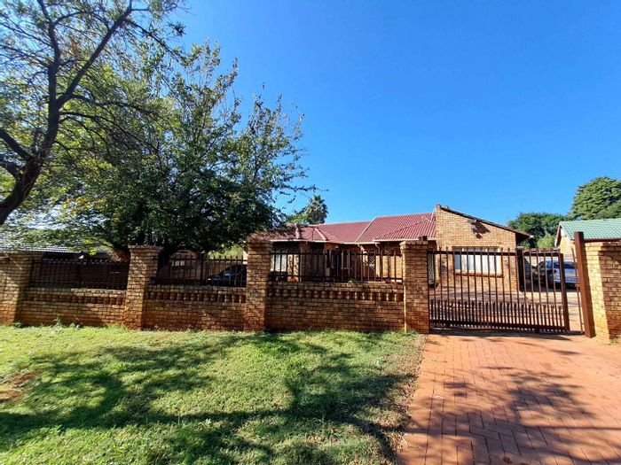 Four-bedroom house with yard, carport, and Wendy house in Heuweloord To Rent.