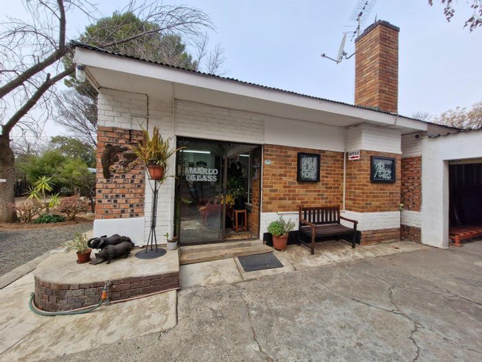 Dan Pienaar House For Sale: Spacious home, flat, garage, and business potential.