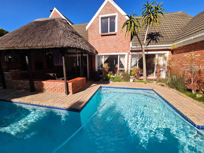 House To Rent in Lovemore Heights: 4 bedrooms, pool, ocean views, double garage.