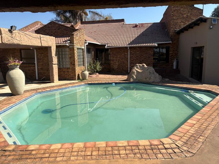 For Sale: Spacious Suideroord House with pool, braai, and three garages.