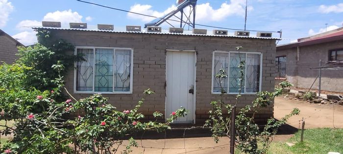 House for Sale in Botshabelo: Four rooms, expandable, prepaid electricity, fenced yard.