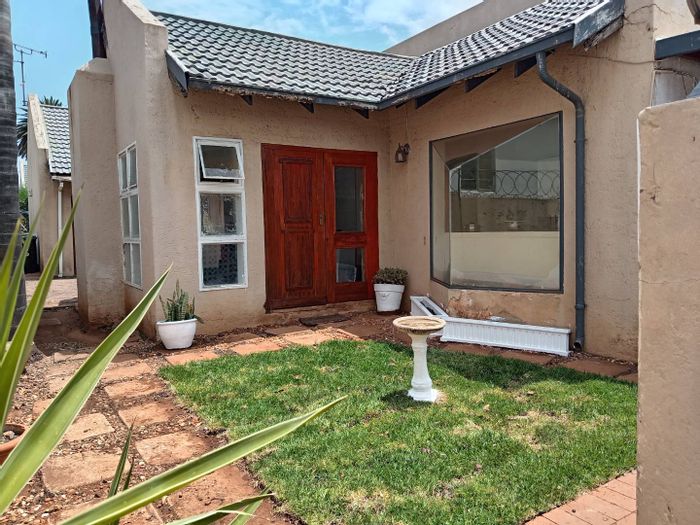 For Sale: Cluster home in Albertville with courtyard, 3 beds, 2 baths, double garage.