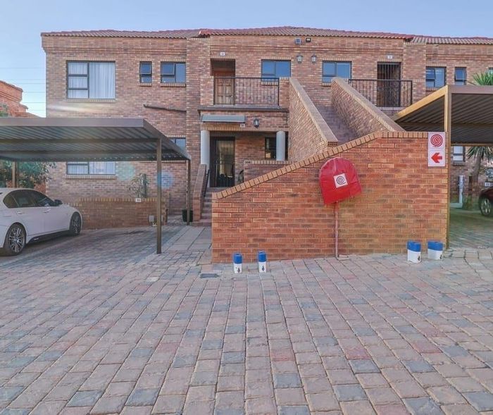 Pet-friendly townhouse for sale in Liefde En Vrede with private garden and gas amenities.