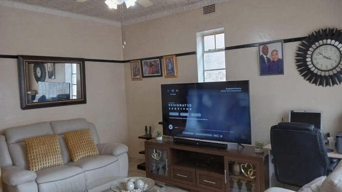 2-Bedroom Apartment For Sale in Germiston South with balcony and solar backup.