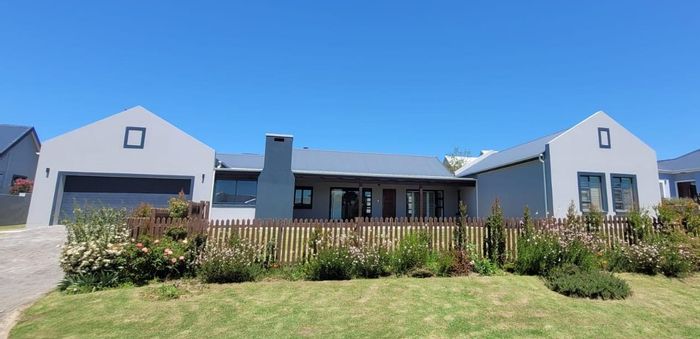 3 Bedroom House For Sale in Kraaibosch Country Estate with solar power and study.