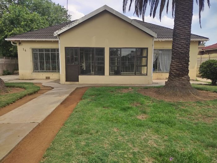 Spacious house in New Modder with large yard and closed patio, For Sale.