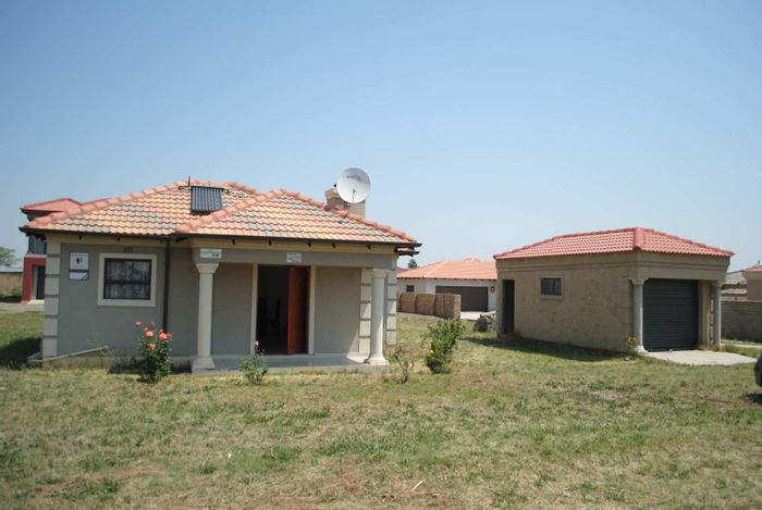 Riversdale House For Sale: 3 Bedrooms, open-plan kitchen, garage, solar geyser.