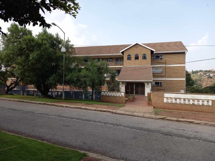 2-Bedroom Apartment To Rent in Kloofendal with secure entrance and parking.