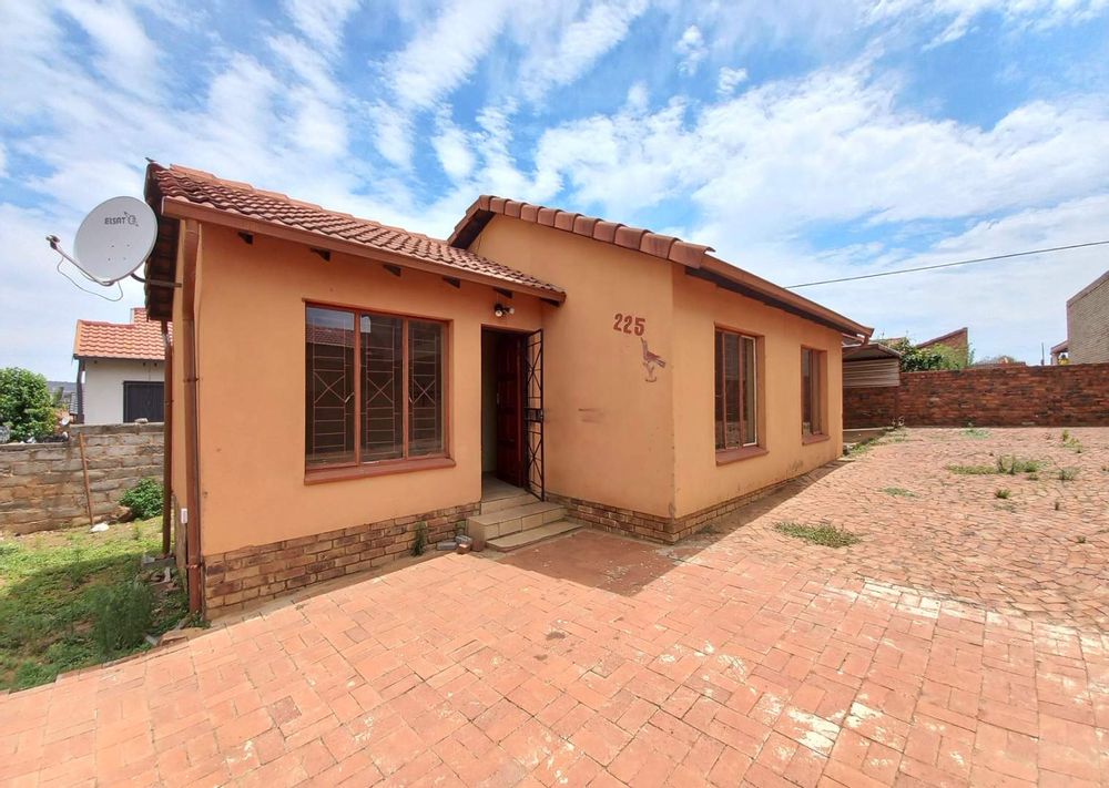 Spacious 3Bedroom House for Sale in Philip Nel Park, Pretoria 2199038