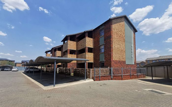 2-Bedroom Apartment To Rent in Olifantsvlei with private garden and secure amenities.