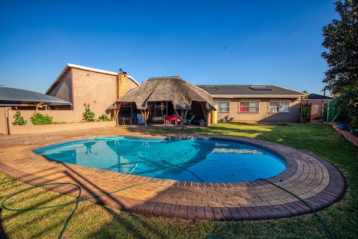 For Sale: Verwoerdpark House with flatlet, pool, inverter, and ample parking.
